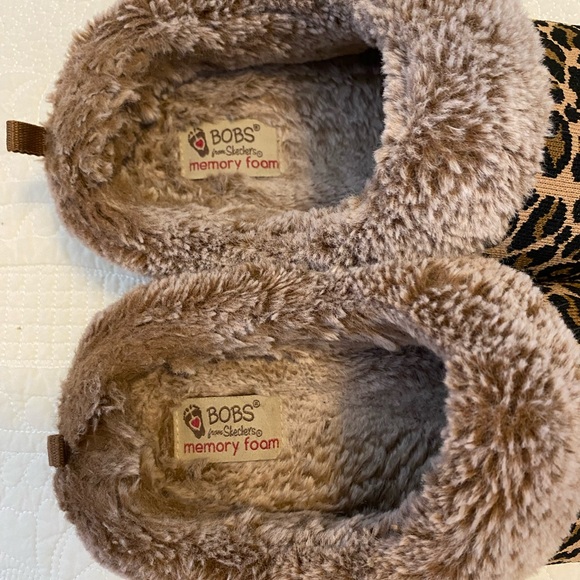 Leopard Print Slippers with Faux Fur Lining. Stylish, Warm and Comfortable. - Picture 8 of 10